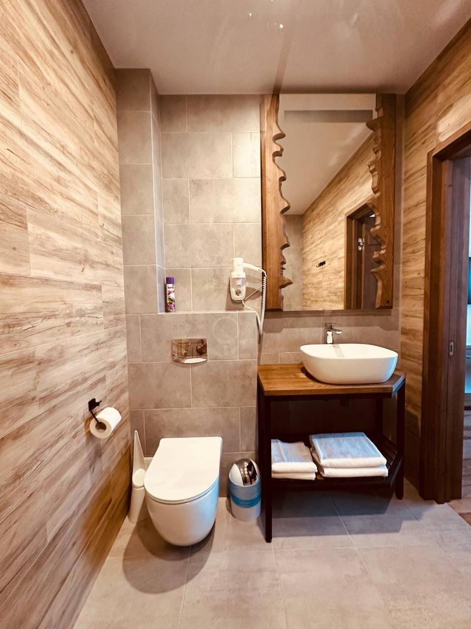 Фільварок Кмитів Hotell Velyki Kosharishcha Exteriör bild
