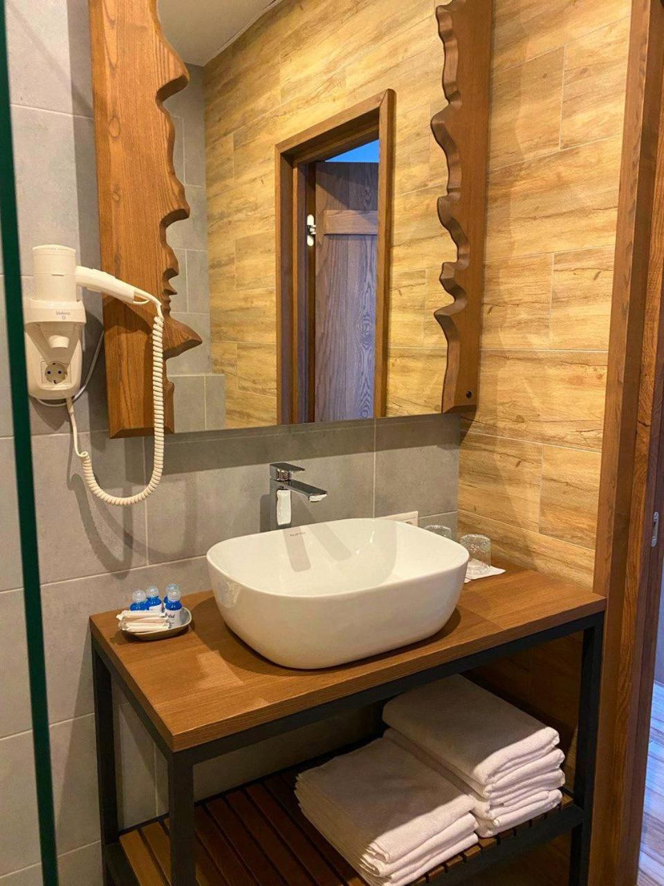 Фільварок Кмитів Hotell Velyki Kosharishcha Exteriör bild