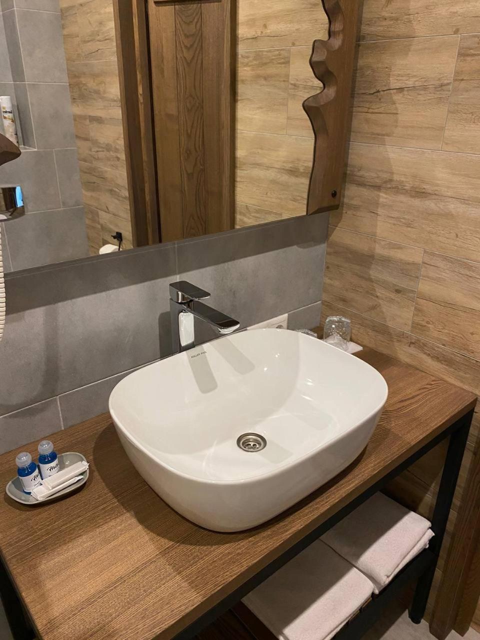 Фільварок Кмитів Hotell Velyki Kosharishcha Exteriör bild