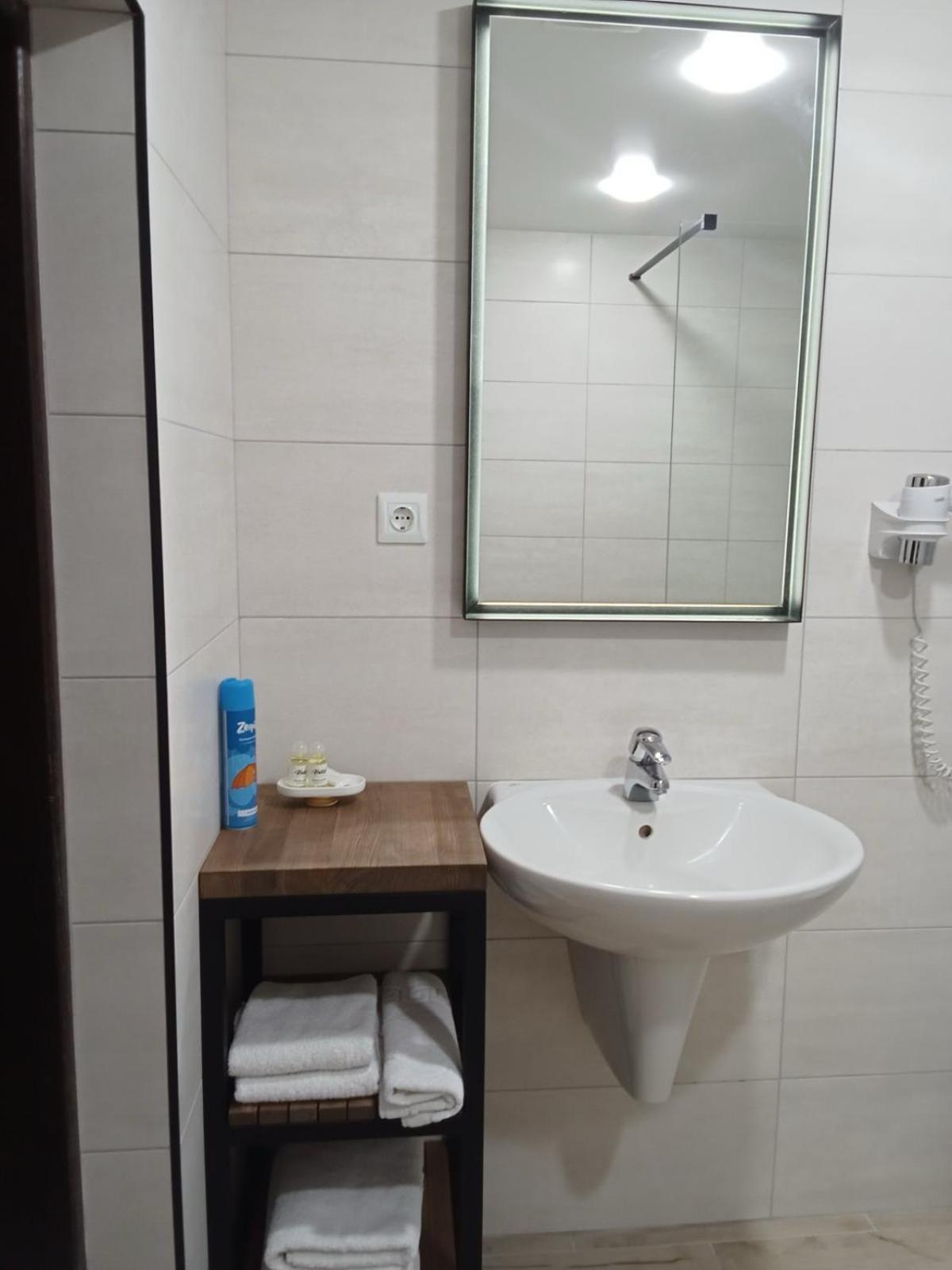 Фільварок Кмитів Hotell Velyki Kosharishcha Exteriör bild